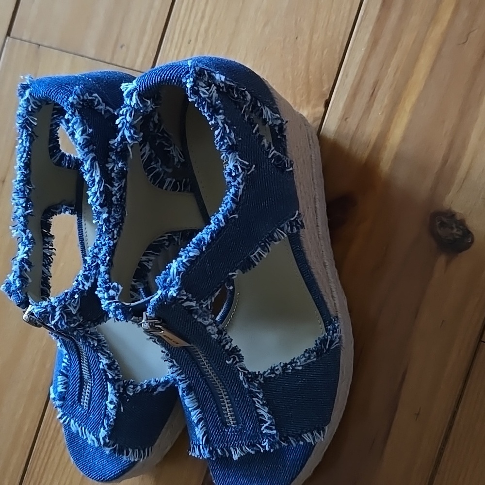 Shose - Picture 2 of 8